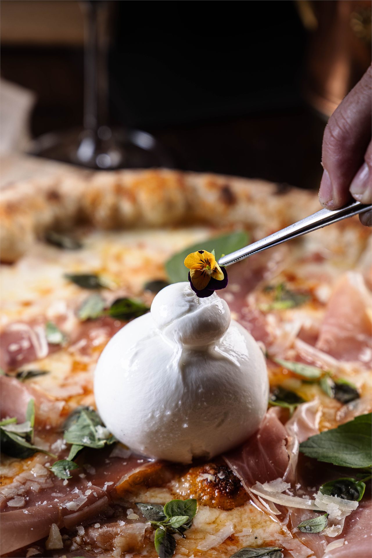 Pizza artesanal da casa finalizada com burrata cremosa